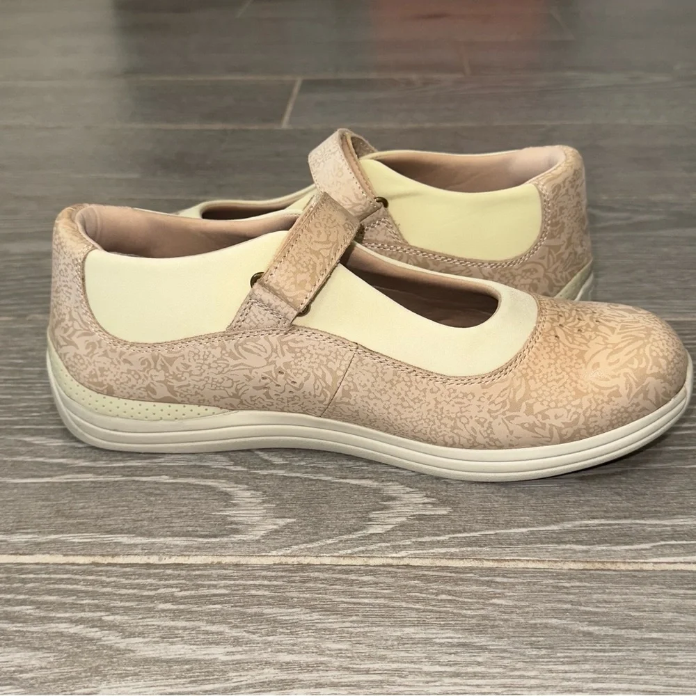 Drew Rose Mary Jane Flats Bone Color Hook & Loop Strap Closure Women’s Size 11W